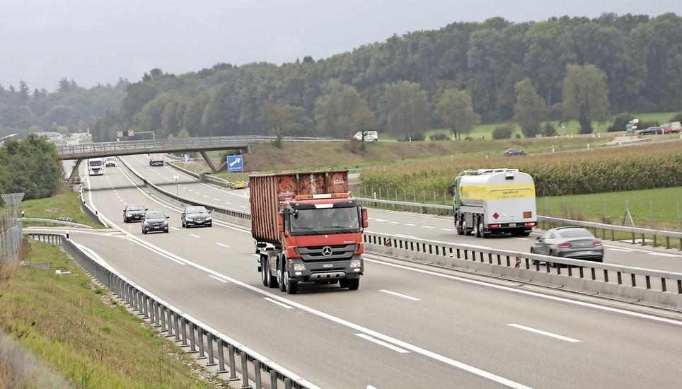 Seit zehn Jahren rollt der Verkehr zwischen Flurlingen und Kleinandelfingen auf der vierspurigen, richtungsgetrennten Miniautobahn A4. Bild: Roland Müller