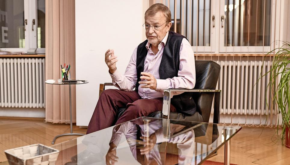 Der Psychiater Henning Wormstall in seiner Praxis in Schaffhausen. Bild: Melanie Duchene