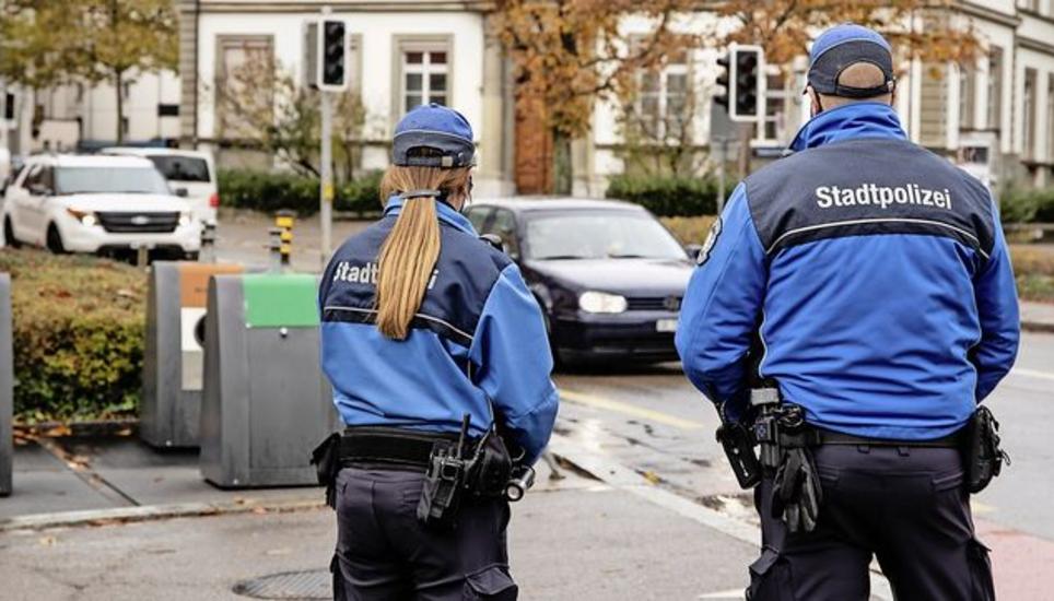 Die Schaffhauser Stadtpolizisten können unter anderem neu auch Autofahrer büssen, die ohne Licht unterwegs sind. Bild: Roberta Fele