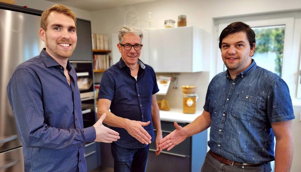 Über zwei Jahrzehnte lang plante und realisierte Erwin Meister mit viel Passion individuelle Traumküchen. Nun übergibt er per Ende Jahr seine Firma Meister Küchen in Uhwiesen an seine Mitarbeiter Thomas Menet (l.) und Patrick Möckli (r.). Bild ZVG / Meister Küchen