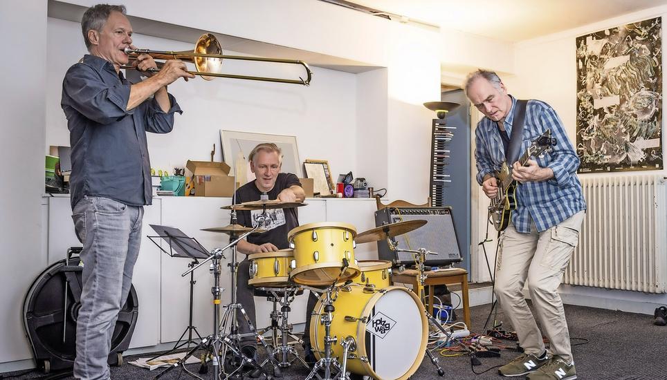 Robert Morgenthaler, Tanel Ruben und Urs Röllin proben im Atelier, das sich oberhalb des Bauernmarktes am Kirchhofplatz befindet. Bild: Michael Kessler