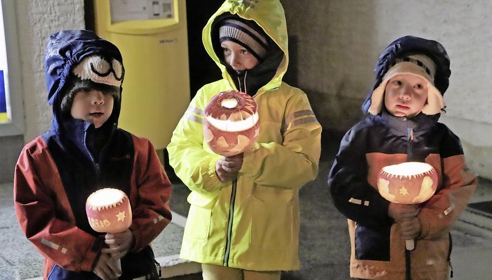 Auch ohne eigentlichen Umzug machte es den Kindern viel Spass, ihre schön geschnitzten Leuchten zu zeigen. Bild: Roland Müller