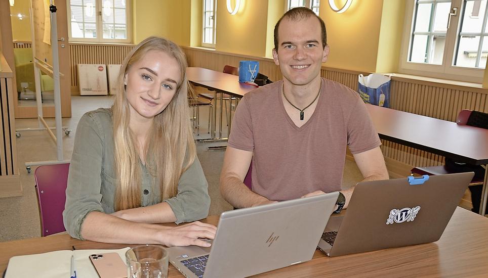 Laura Matter und Michael Hörnlimann arbeiten an einer neuen Dating-App. Bild: Thomas Martens