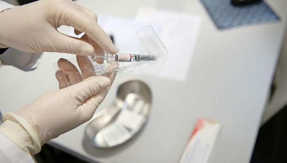 Ärzte, Apotheken und Spitäler warten zurzeit auf Nachlieferungen des saisonalen Grippeimpfstoffs im Dezember. Laut dem Bund reicht dieser Zeitpunkt aus, weil die herkömmliche Grippewelle erst im Januar erwartet wird. Bild: Key
