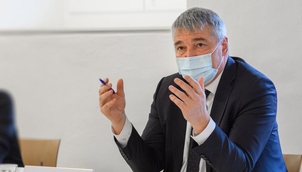 Der Schaffhauser Gesundheitsdirektor Walter Vogelsanger (SP) zeigt sich besorgt an der Medienkonferenz. Bild: Michael Kessler