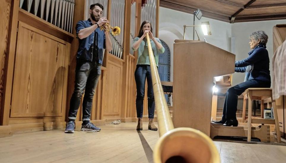 Musik macht vieles schöner, finden Trompeter Didier Gasser, Alphornistin Lisa Stoll und Organistin Esther Bollinger bei einer Probe in der Kirche Wilchingen. Bild: Selwyn Hofmann