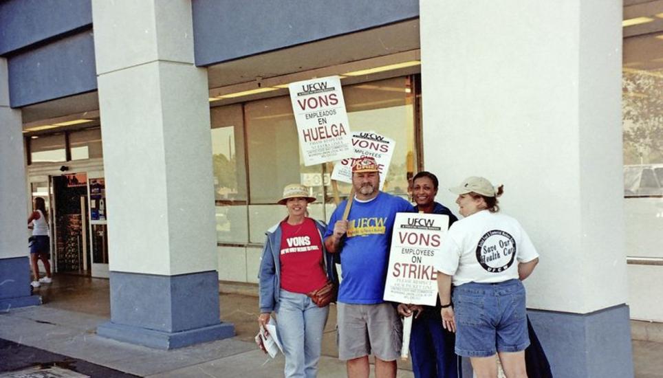 «Die vier einsamen Streikenden vor dem VONS-Supermarkt in L.A. waren froh, dass sie wenigstens von uns Beachtung fanden und posierten freudig für ein Foto», schreibt Markus Müller.