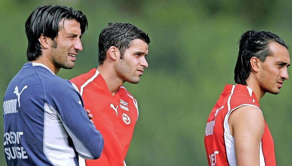 Das waren noch Zeiten: (v.l.) Murat Yakin, Bernt Haas und Hakan Yakin im Trainingslager der Schweizer Nationalmannschaft im portugiesischen Praia del Rey kurz vor der EM 2004. Bild: Key