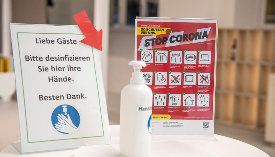 Für Altersheim-Besuchende gelten nach wie vor strenge Hygienevorschriften. Bild: Roberta Fele