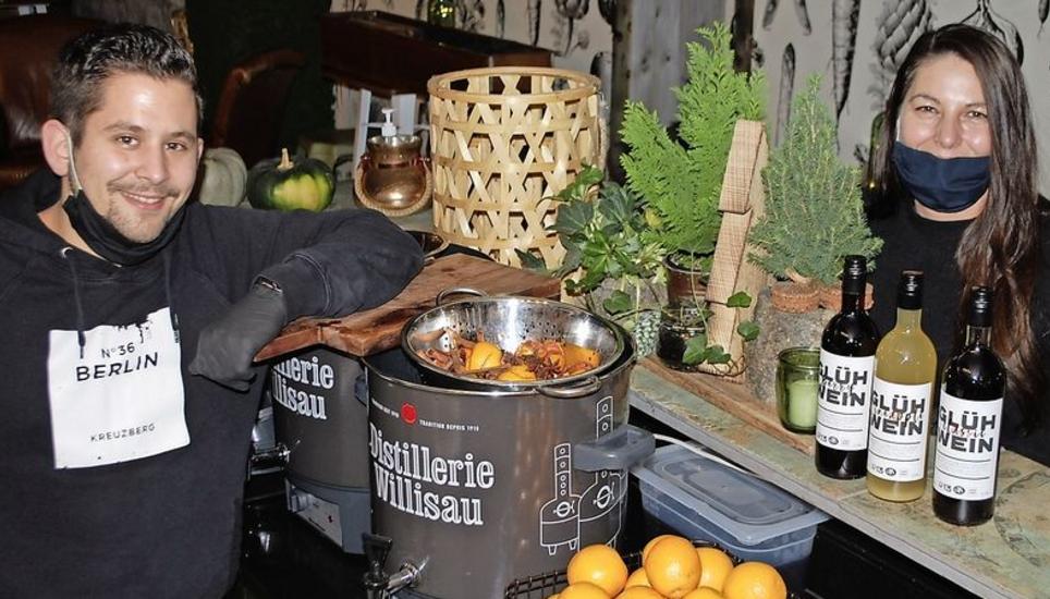 Patrick Stauffacher und Karin Stoll sind glücklich in ihrer Glühwein-Küche. Bild: hlh