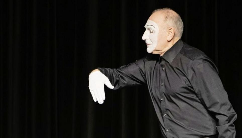 Der spanische Mime Carlos Martínez erzählt seine Geschichten vor allem mit seinem Gesicht und seinen Händen. Bild: Roberta Fele