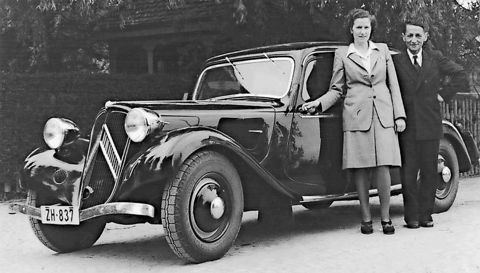 Man zeigt stolz, was man hat. Das Ehepaar Ruth und Johann Stoffel mit dem Citroën in den 1940er-Jahren. Da hat das zweite Leben des einstigen «Gentlemen-Gauners» begonnen und er wird ein honoriger Herr. Bilder: zVg/Privat