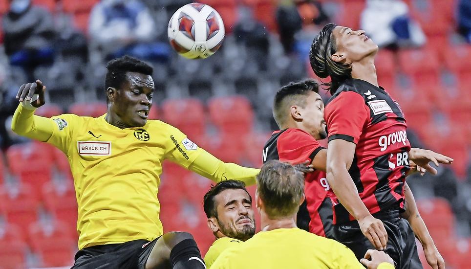 Kämpferisch zum SIeg: Wie im Hinspiel wollen die Schaffhauser (v. l., in Gelb) Sangoné Sarr, Bujar Lika und André Luis Neitzke gegen Xamax Neuenburg drei wichtige Punkte einfahren, um in der Tabelle weiter nach oben zu rutschen. Bild: Key