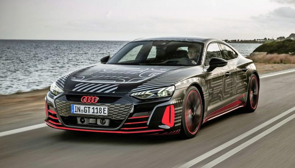 Erlkönig auf Küstenfahrt: Bei diesem Audi RS e-tron GT handelt es sich noch um ein getarntes Vorserienmodell. Bild: PD