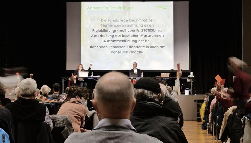 Die Schulpflege der Schule Flaachtal rund um Präsident Daniel Heuer (hinten MItte) erhielt die Rote Karte. Bild: Alexander Joho