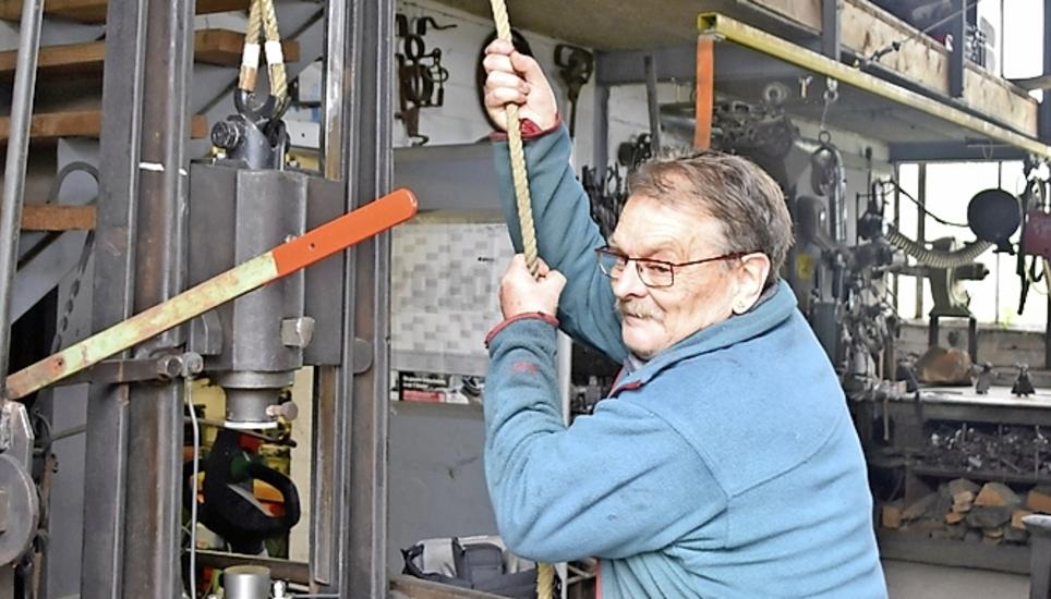 Den schweren Schlaghammer muss er mit einem Seil aufziehen. Bild: Thomas Güntert