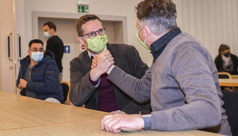 Christoph Hak und Lukas Ottiger von der GLP freuen sich gemeinsam über den Wahlerfolg. Ihre Partei konnte einen zusätzlichen Sieg gewinnen. Christoph Hak zieht neu in den Rat ein. Bild: Melanie Duchene