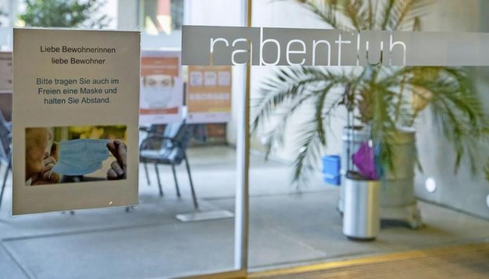 Maske tragen, auch im Freien: Diese Aufforderung ist beim Eingang des Altersheims Rabenfluh in Neuhausen zu lesen. Bild: Roberta Fele