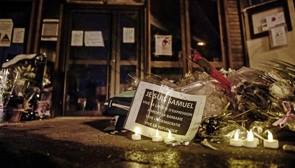 Mahnwache Ende Oktober vor der Mittelschule in Conflans Saint-Honorine bei Paris, wo der Lehrer Samuel Paty unterrichtet hat. Bild: Key