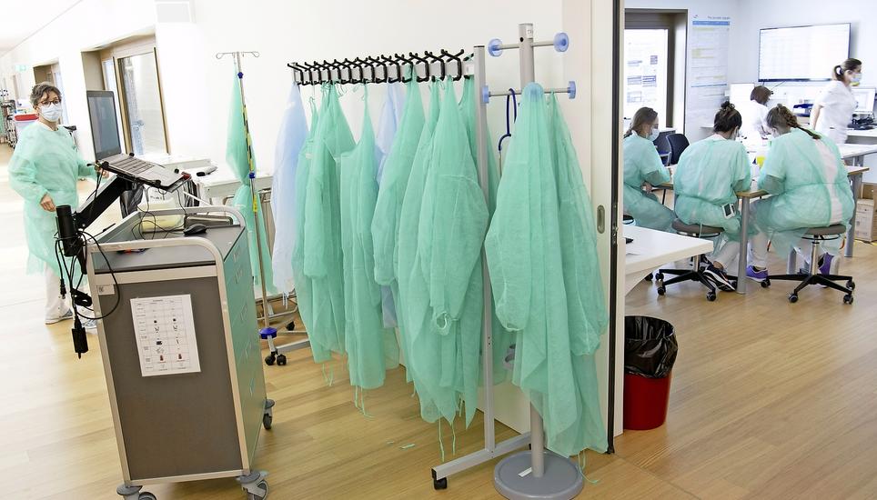 Institutionen könnten Personal, das nicht geimpft ist, von der Arbeit mit vulnerablen Patienten ausschliessen: Pflegepersonal bei einer Arbeitsbesprechung in einem westschweizer Spital. Bild: Key