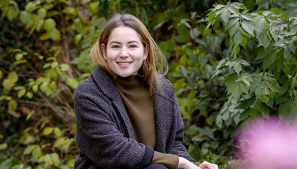 Aline Iff in ihrem Garten. Sie ist gerne in der Natur – vor allem am Rhein. Bild: Melanie Duchene