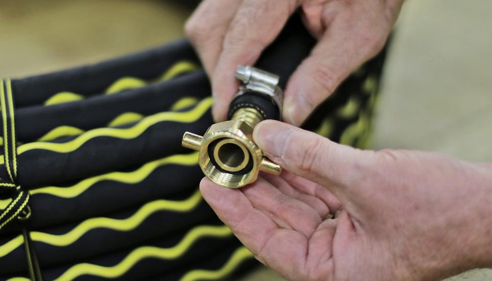 Die perfekt sitzende Armatur vervollständigt die Goldschlange.