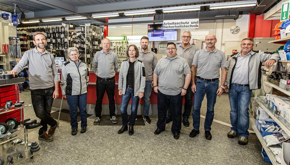 «Der Star ist die Mannschaft» – nach diesem Fussballmotto führt Roland Doggwiler das Gummi-Roost-Team. Seine Mitarbeitenden sind Spezialisten ihres Fachs. Bild ZVG / Gummi Roost AG