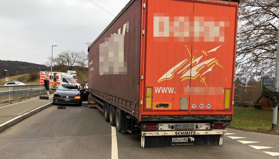 Bei der Kollision wurde der Autofahrer mittelschwer verletzt. Bild: Kantonspolizei Thurgau
