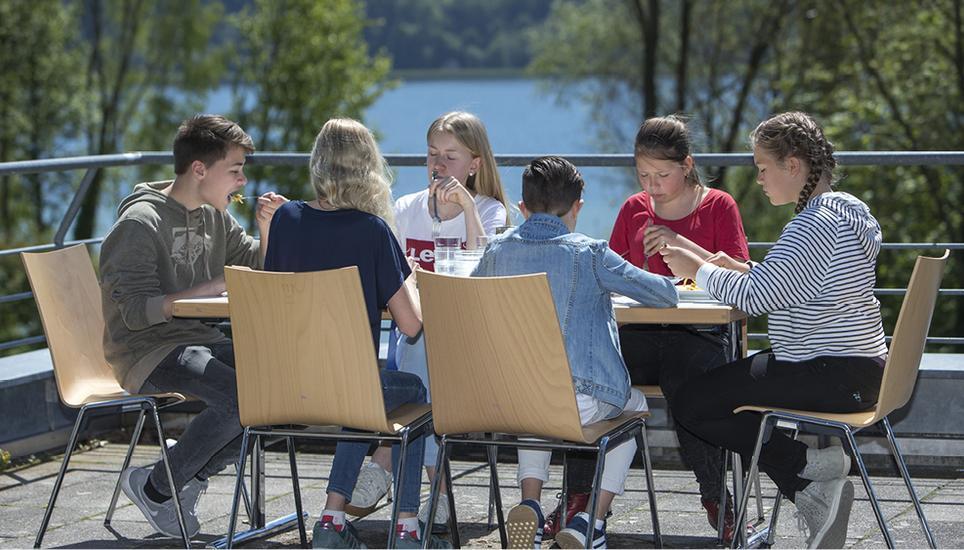 Im Sommer ist die Terrasse ein beliebter Ort für das Mittagessen - mit Seeblick!