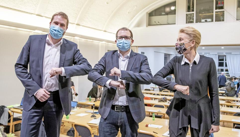 Der neue Präsident des Grossen Stadtrats, Marco Planas (SP, Mitte), mit der 1. Vizepräsidentin Nathalie Zumstein (CVP) und dem 2. Vize Michael Mundt (SVP). Bild: Roberta Fele