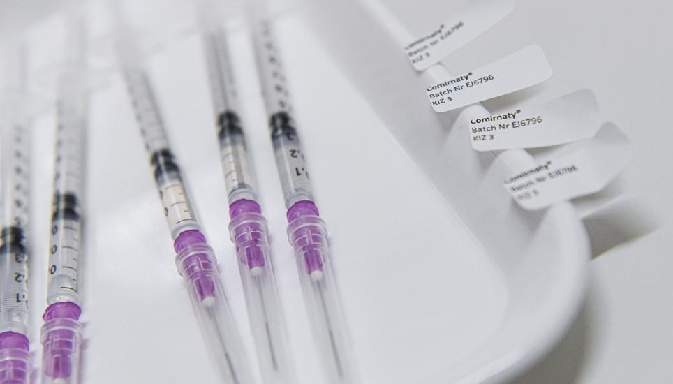 Die Schaffhauser Zweigniederlassung von Merck & Cie produziert Inhaltsstoffe des Corona-Impfstoffs von Biontech/Pfizer, welcher auch im Impfzentrum auf Schloss Charlottenfels verimpft wird. Bild: Melanie Duchene