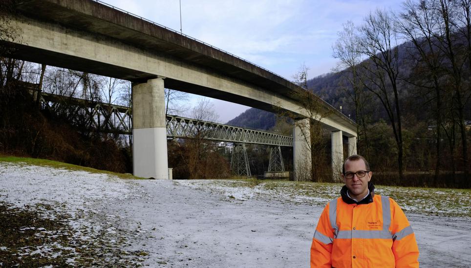Der Projektverantwortliche Mario Töngi vom Tiefbauamt Thurgau auf der Rheinbrücke Hemishofen, die ab Februar saniert wird. Bild: Thomas Brack