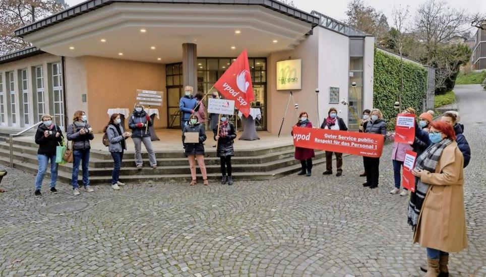 An einer kleinen Demonstration vor der Budgetsitzung des Grossen Stadtrats forderte eine Gruppe von Mitgliedern der Gewerkschaft VPOD bessere Arbeitsbedingungen in der Pflege – am 24. November 2020 vor dem Park Casino in Schaffhausen. Bild: Michael Kessler