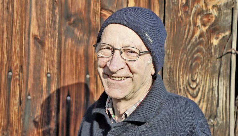 Der Marthaler Historiker Reinhard Nägeli taucht mit seinem Buch in die Ortsgeschichte ein. Bild: Roland Müller