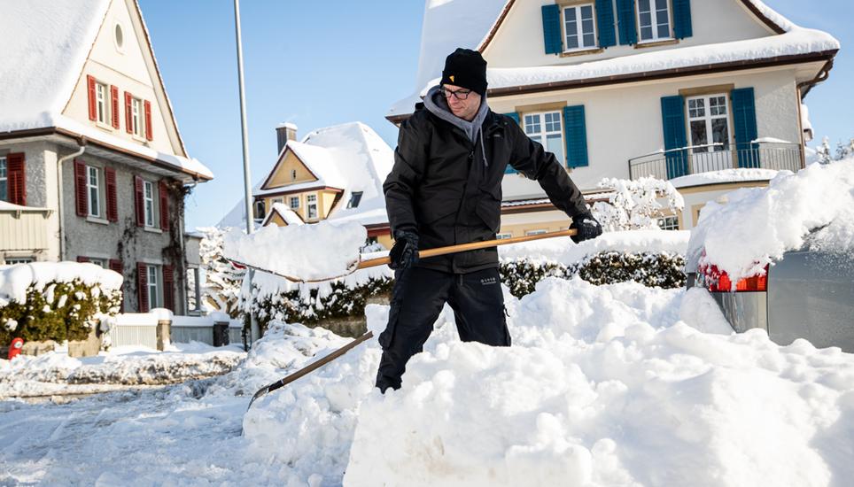 Spätestens ab Freitag nicht mehr nötig: Schnee schippen. Bild: Roberta Fele