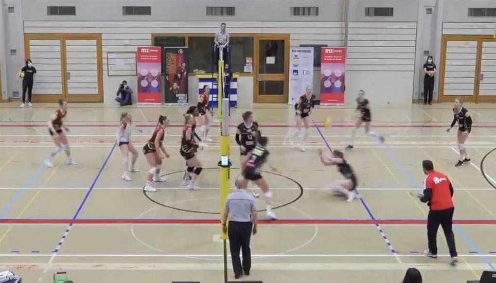 Ab dem zweiten Satz gaben die Schaffhauser Volleyballerinnnen (rechts) Vollgas. Bild: Screenshot Livestream