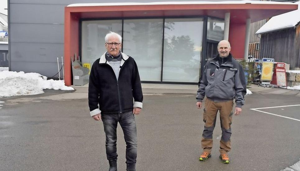 Vor dem Siblinger Dorfladen wird auf Initiative von Gemeindepräsident Hanspeter Gächter (links) und Roger Meier eine Ladestation für E-Bikes eingerichtet. Bild: tgü