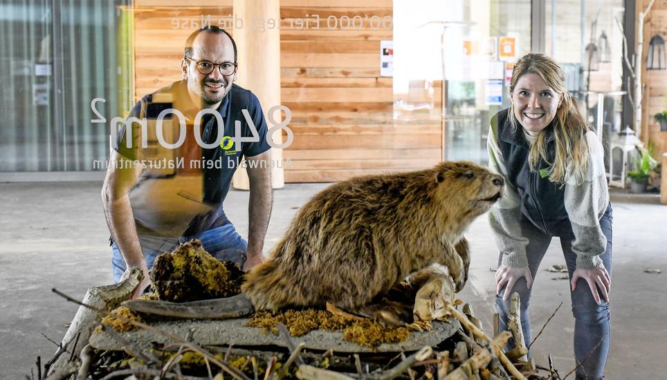 Vorsichtige Vorfreude auf das Jubiläumsjahr: Der Leiter des Naturzentrums Thurauen, Simon Fuchs, und seine Stellvertreterin, Sonja Falkner. Bild: Melanie Duchene