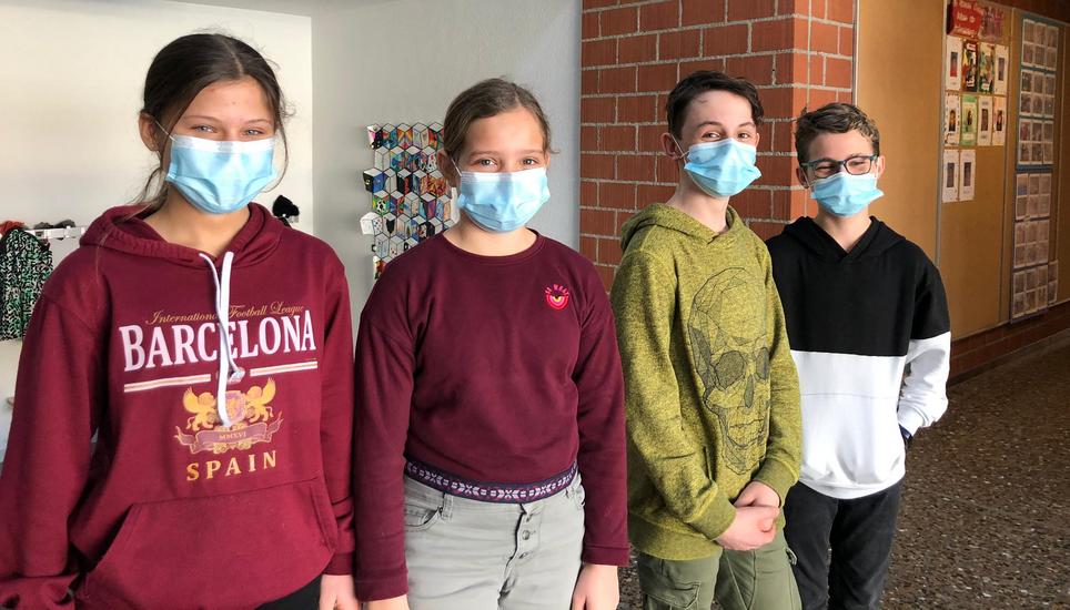 Die Primarschüler in Dachsen scheinen sich schon gut mit der Maskenpflicht arrangiert zu haben. Bild: Radio Munot