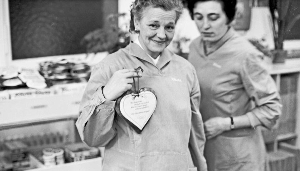 Vor 50 Jahren wurde das Frauenstimmrecht eingeführt. Die Frauen, die längst in der Welt der Männer angekommen waren, im Bild Arbeiterinnen bei Knorr in Thayngen am Tag nach der Abstimmung, erhielten endlich auch die gleichen politischen Rechte. Bild: Knorr Nährmittel AG/Stadtarchiv Schaffhausen