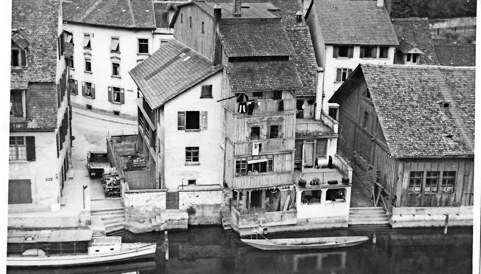 Die 1948 und 1950 abgebrochenen Gebäude (von links) «Am Strand», «Zur Insel» und «Innerer Salzstadel» in Fischerhäusern – letzte Zeugen einer unerfreulichen Verbauung des Rheinufers. Aufnahme von 1943. Bild: zVg