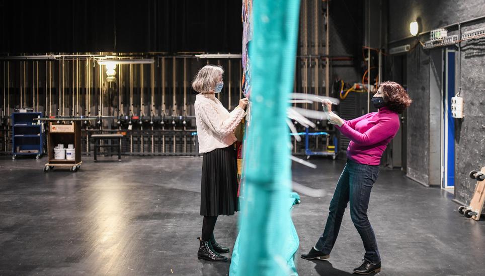 Heute Freitag wird der Teppich an der Aussenwand des Stadttheaters aufgehängt und am Samstag im kleinsten Rahmen offiziell eingeweiht. Bild: Melanie Duchene