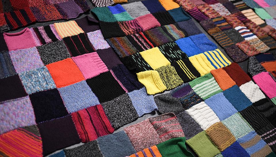 Bis im Herbst soll das bunte Gemeinschaftswerk an jene Frauen erinnern, die bis 1971 keine echten Staatsbürgerinnen sein durften. Bild: Melanie Duchene