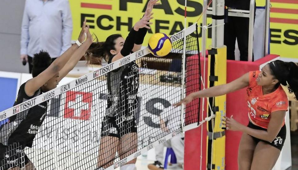 Karis Watson (l.) und die Griechin Sofia Kosma versuchen, die starke NUC-Angreiferin Kyra Holt (r.) zu blocken. Bild: Werner Schläpfer