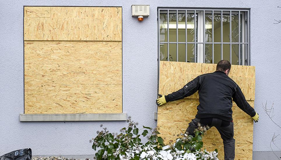 Bereits heute Mittwoch begann die Sanierung des gesprengten Bankomaten. Bild: Melanie Duchene
