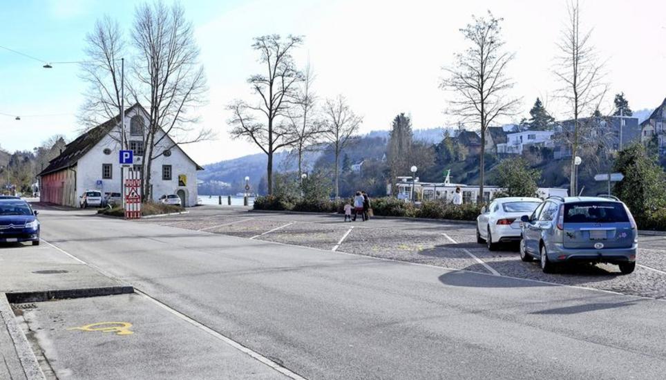 Viel Platz – und ebenso viele Ideen gibt es, wie es nach der verlorenen Volksabstimmung mit der Aufwertung beim heutigen Carparkplatz am Rhein weitergehen soll: Das Areal zwischen Fischerhäusern und Salzstadel. Bild: Melanie Duchene
