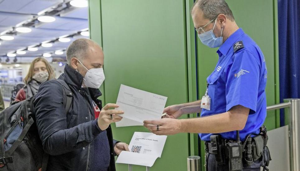 Pass oder ID reichen nicht: Bei der Einreise per Flugzeug braucht es einen negativen PCR-Test. Bild: Key