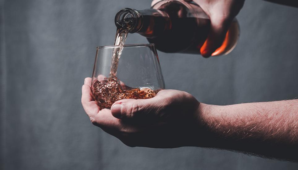 Bei der Schaffhauser Bevölkerung ist Alkohol-Abhängigkeit nach wie vor die Sucht Nummer eins. Symbolbild: Pixabay