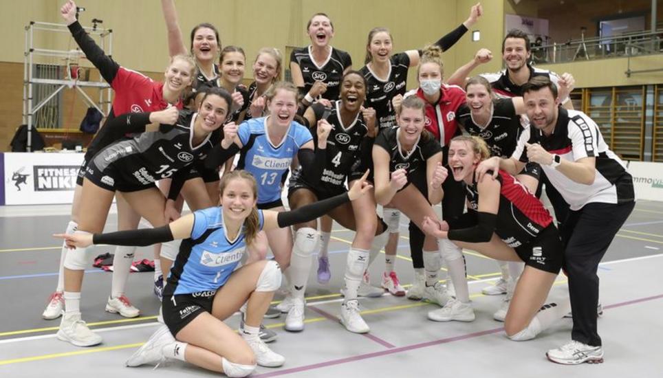 Riesenjubel im Team des VC Kanti nach der überraschenden Cupfinal-Qualifikation in Aesch. Bild: Werner Schläpfer
