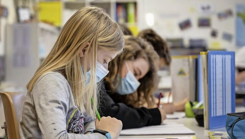 Das Virus und die Schule: Anders als in anderen Kantonen (Bild: eine sechste Klasse in Baselland) müssen Schaffhauser Schulkinder unter zwölf Jahren im Unterricht weiterhin keine Gesichtsmaske tragen. Bild: Key